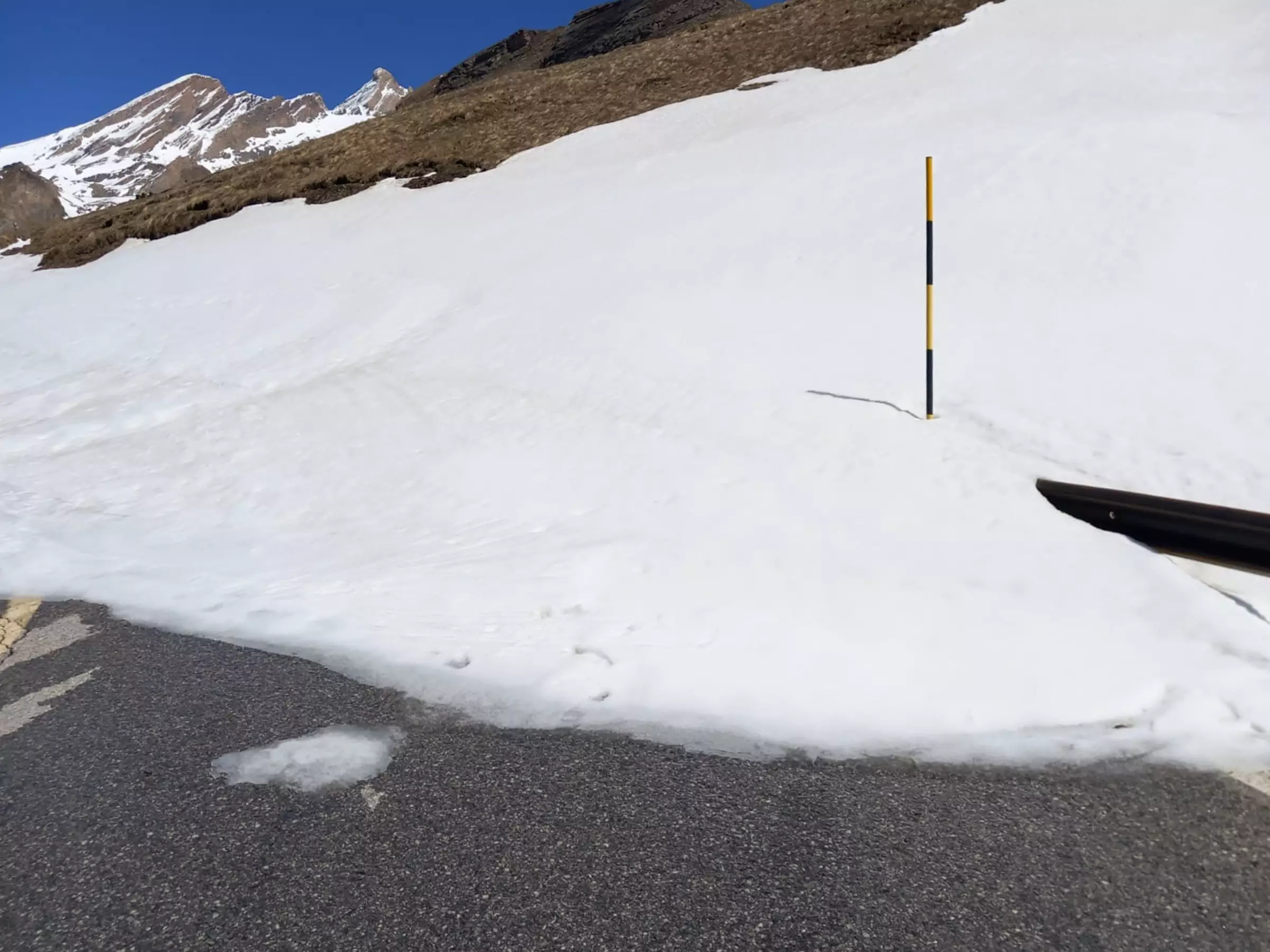 La situazione della neve sulla strada del Colle dell&#39Agnello, poco a monte di Chianale