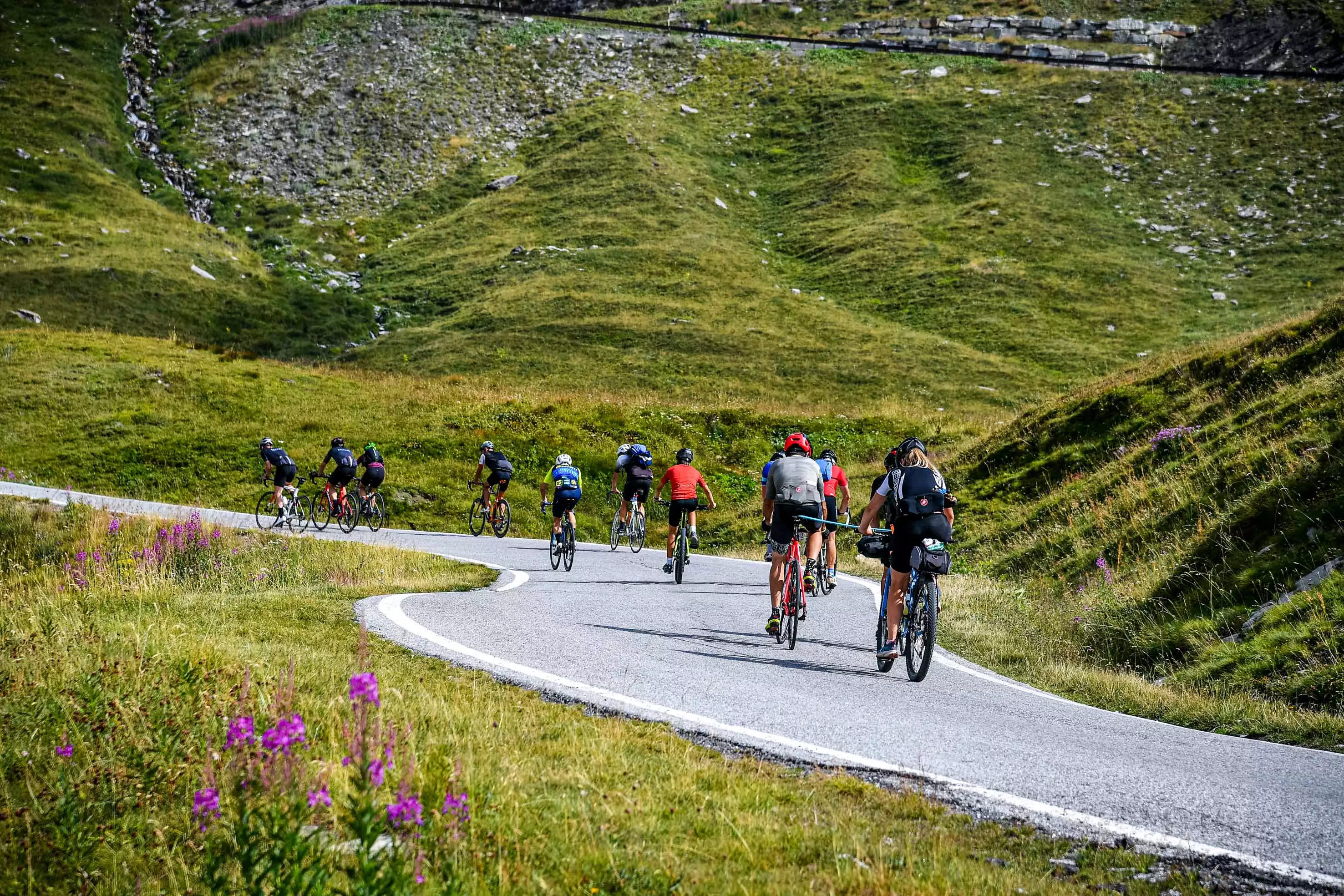 Ciclisti risalgono la strada del colle dell'Agnello